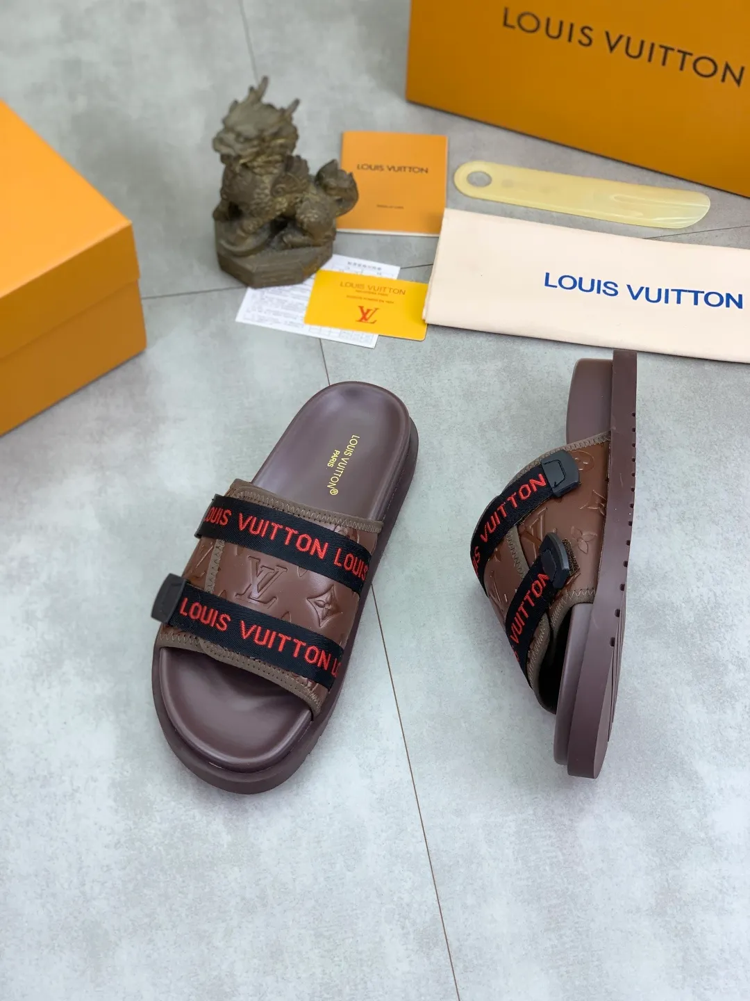 Men's shoes 💰P320💰【New style】🆘 Original quality 【LOUIS VUITTON】The popular Louis Vuitton LV men's slippers on the official website are on sale simultaneously! Original fabric imported from Italy, original factory special supply, code number: 38-44 (45 customized), many colors available